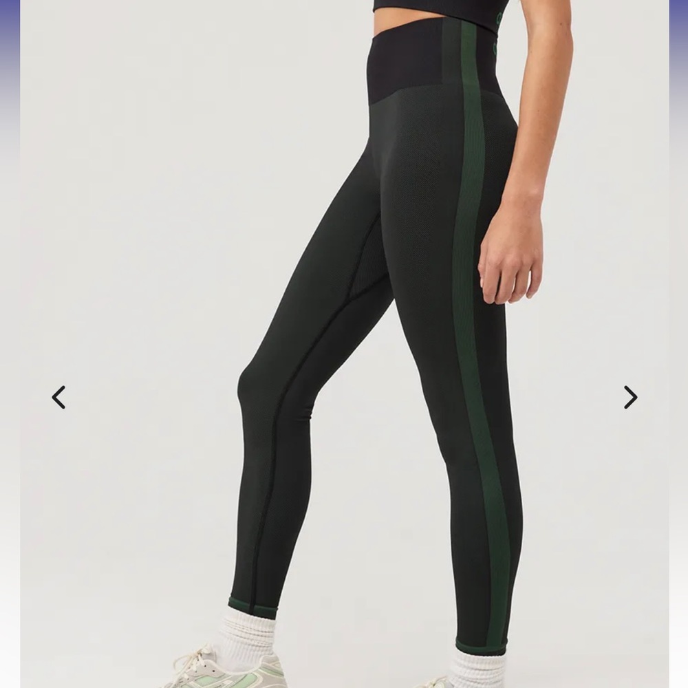 Outdoor Voices black and green seamless smooth 7/8 legging, size L.